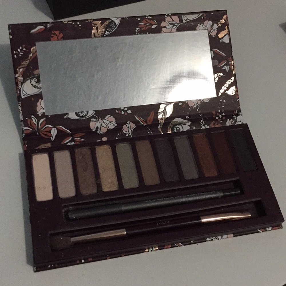 JULEP eyeshadow palette with eyeliner